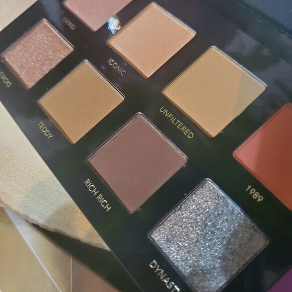 BUXOM × Ash K Holm Eyeshadow Pallette - Picture 11 of 15